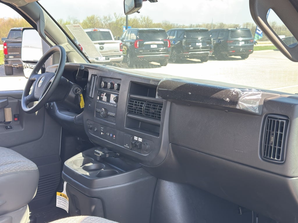 2025 Chevrolet Express Cutaway 3500 1WT