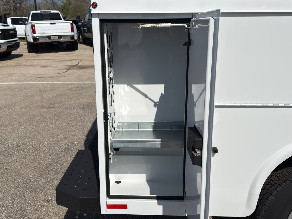 2025 Chevrolet Express Cutaway 3500 1WT