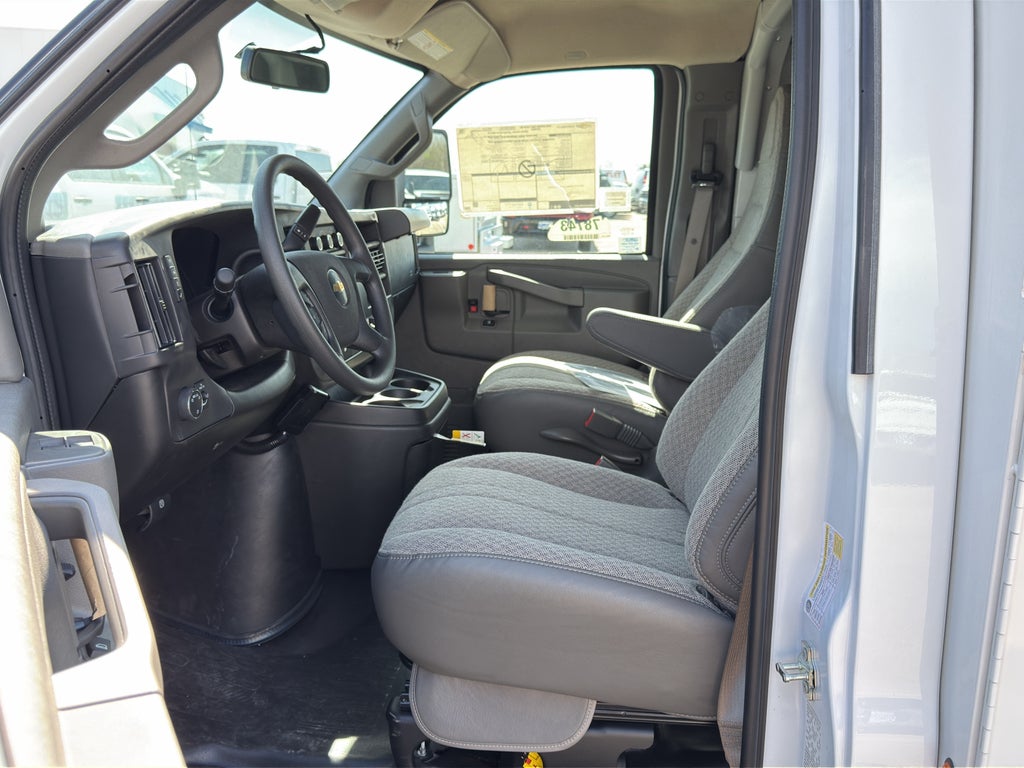 2025 Chevrolet Express Cutaway 3500 1WT