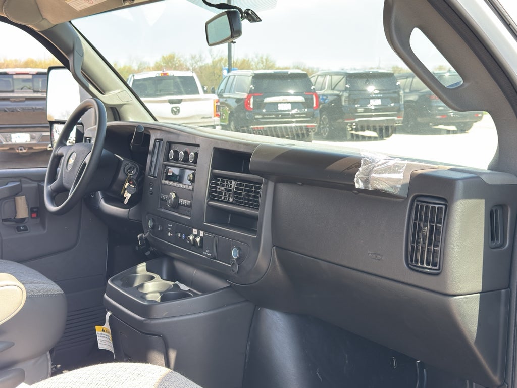 2025 Chevrolet Express Cutaway 3500 1WT