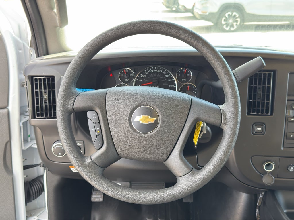 2025 Chevrolet Express Cutaway 3500 1WT