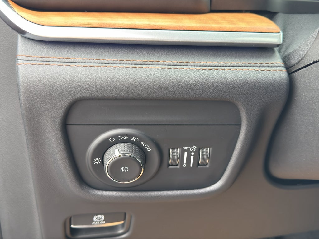 2023 Jeep Grand Cherokee L Summit Reserve w/Entertainment